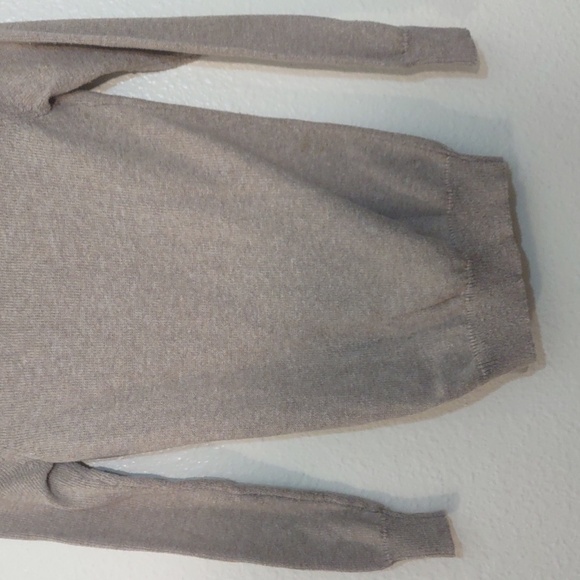 SLIGHTLY USED OLD NAVY SIZE XS TP COLOR CREAM 57% COTTON 43% POLYESTER - Picture 9 of 10